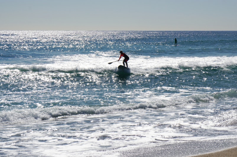 Paddle sur les plages de la Barceloneta - Choses à Faire à Barcelone