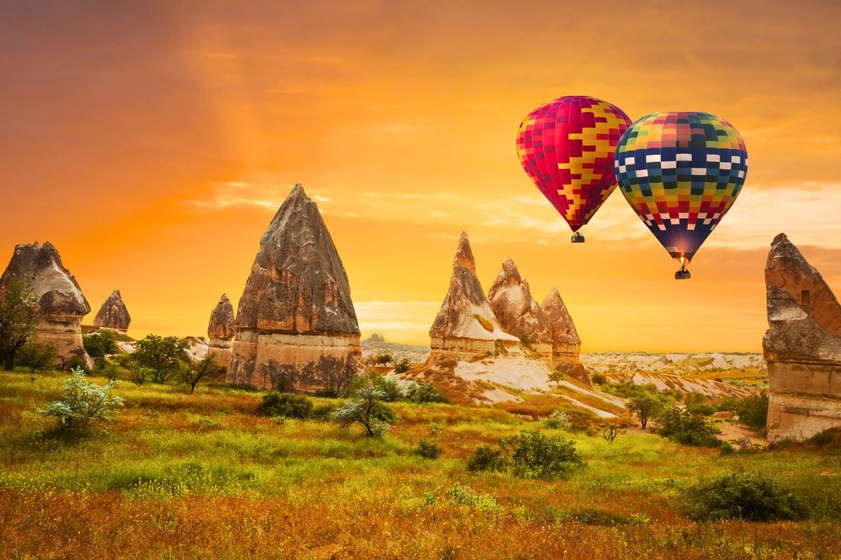 Hot air baloon watching Cappadocia