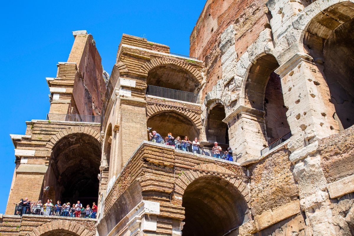 Che tipi di visite guidate sono disponibili al Colosseo?