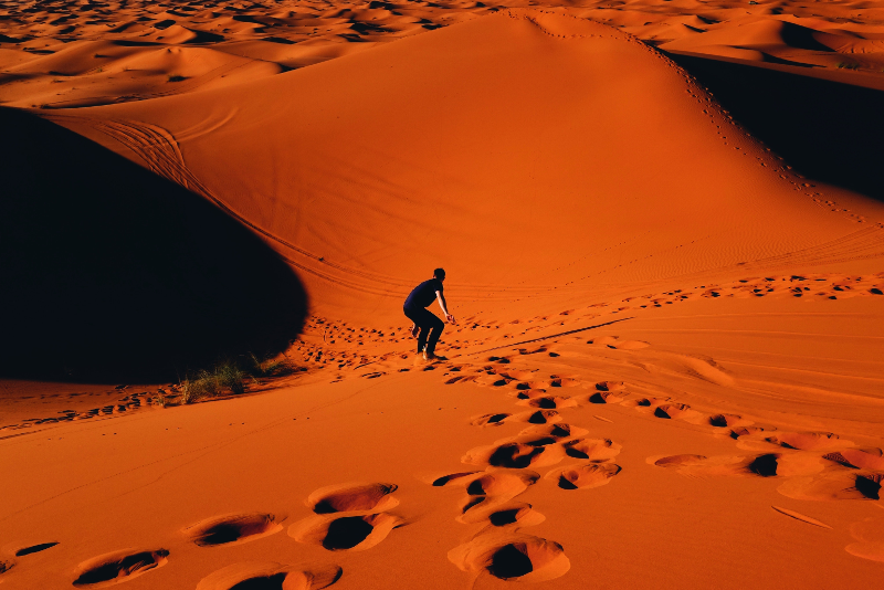 Sandboarding in der Wüste von Doha