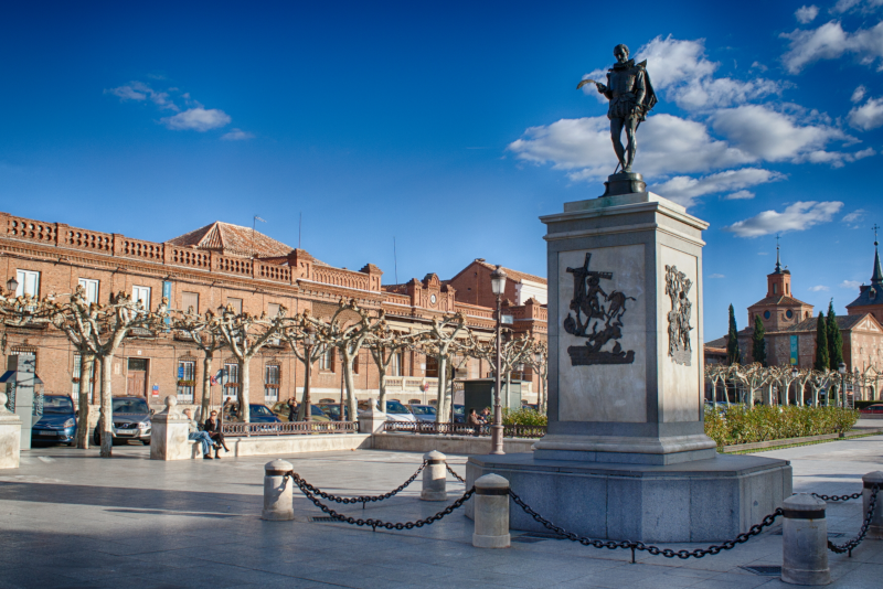 Estatua de Miguel de Cervantes in Alcalá de Henares 