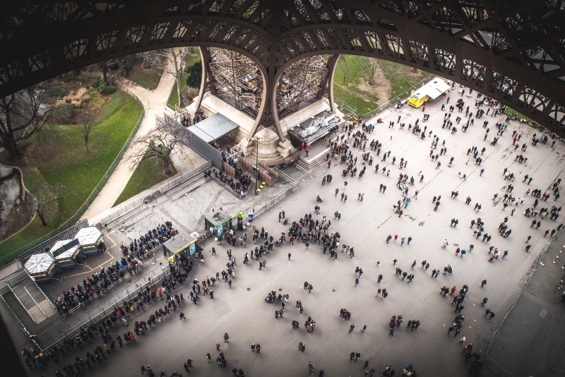 Folla alla torre Eiffel
