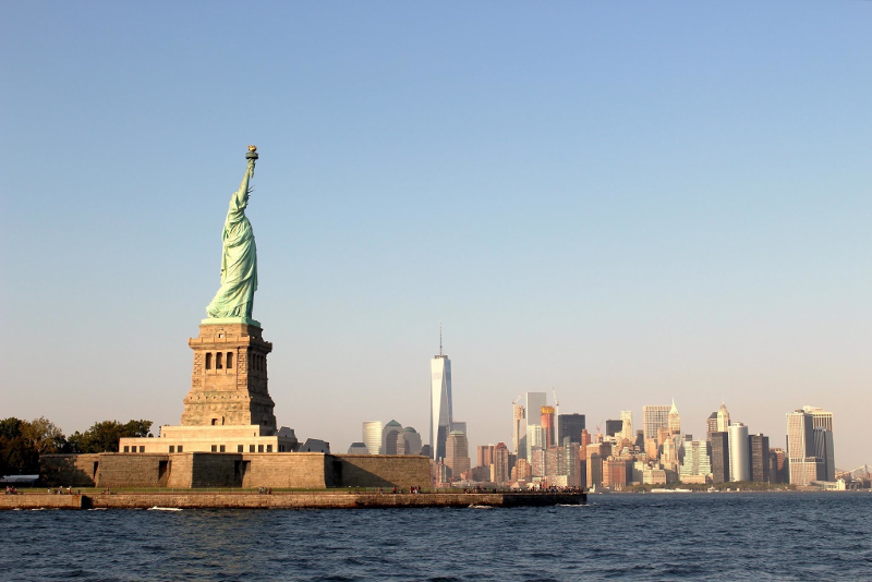 Estatua de la libertad con Manhattan al fondo