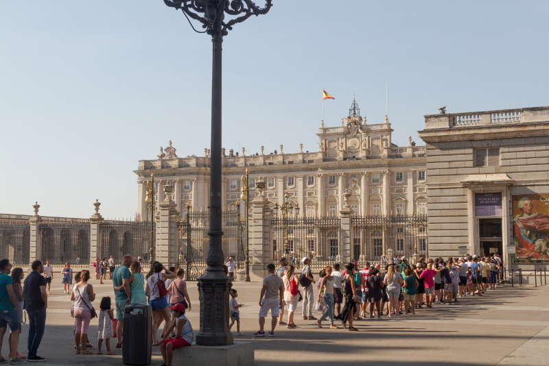 Fila d'attesa davanti al Palazzo Reale di Madrid