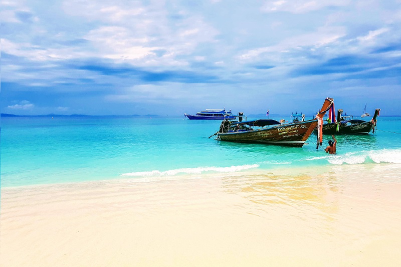 Barcos a orilla del mar en Phi Phi