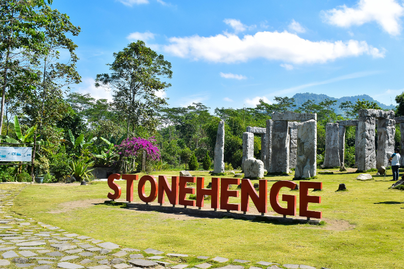 Stonehenge opening hours