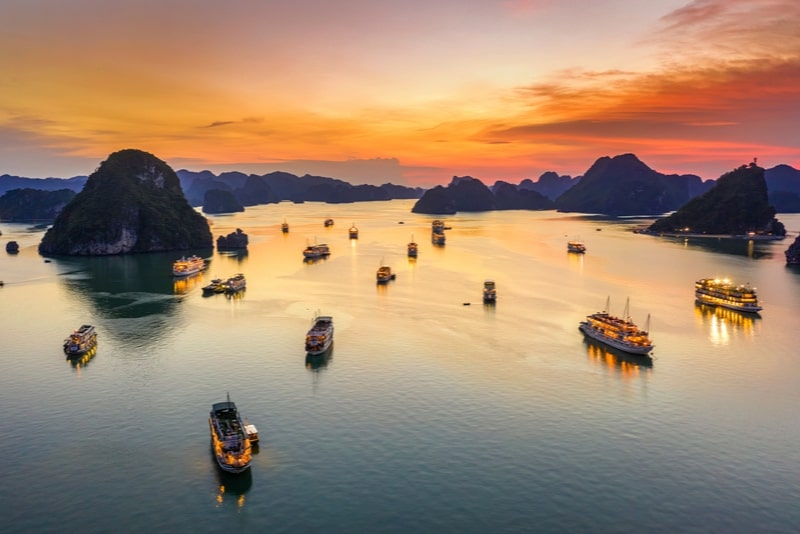 Crociera in giunca con vele orientali di 2 giorni nella baia di Halong da Hanoi