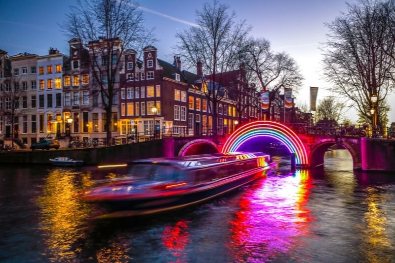 Crucero nocturno por el canal de Ámsterdam con cena de 4 platos y bebidas