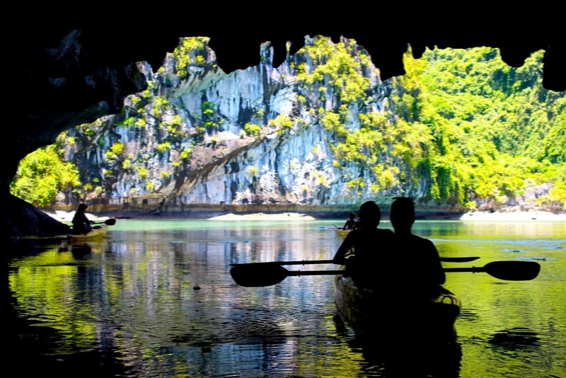 Baia di Halong, grotta di Thien Cung e kayak con incredibile crociera
