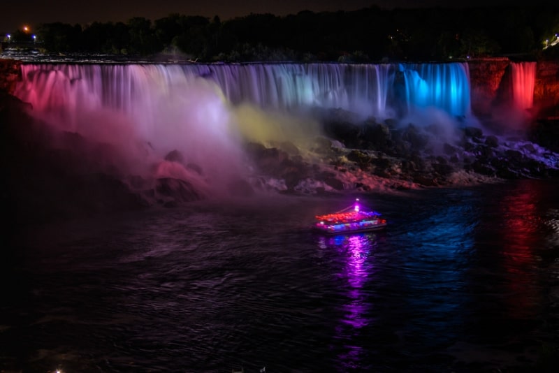 Visite nocturne des chutes du Niagara avec dîner et croisière