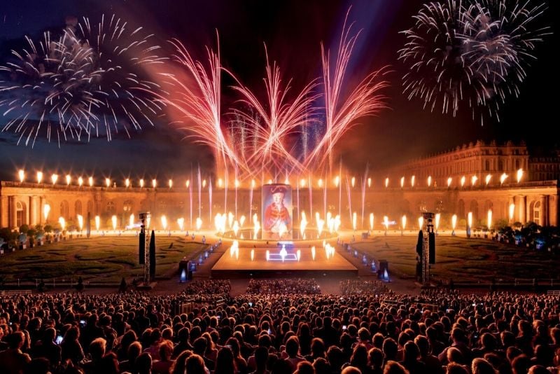 Spectacle de fontaines nocturnes de Versailles et feux d'artifice de Paris