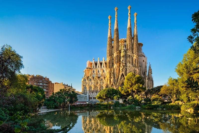 Fast Track Guided Tour to Sagrada Familia with Tower Access