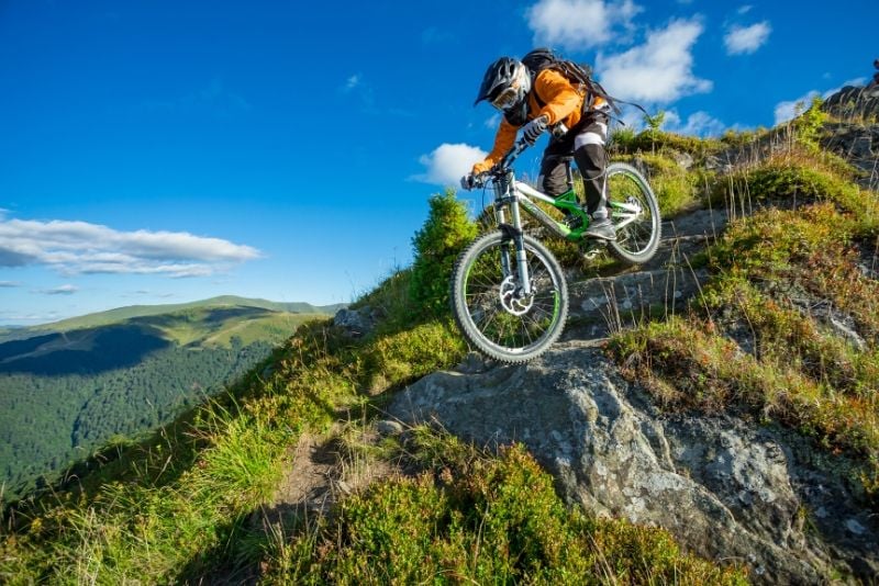 mountain bike in discesa