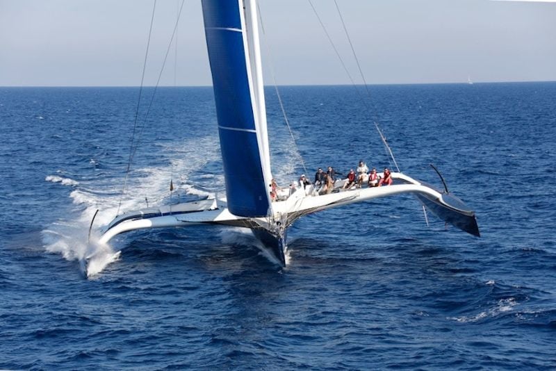 trimarano da regata a vela