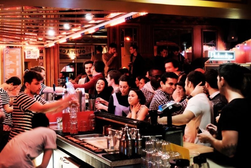 Choses à faire en Belgique #45 Prenez un verre dans l'incontournable bar de chez madame moustache