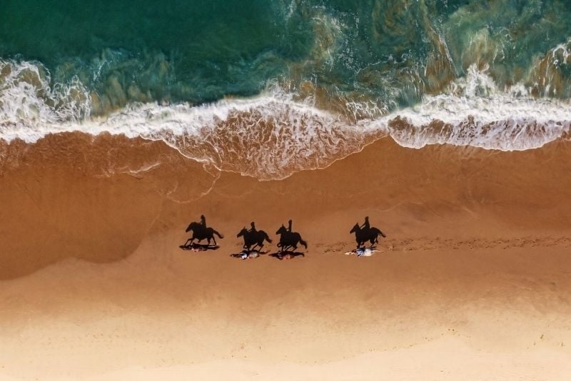 Equitación en la playa en San Diego, California