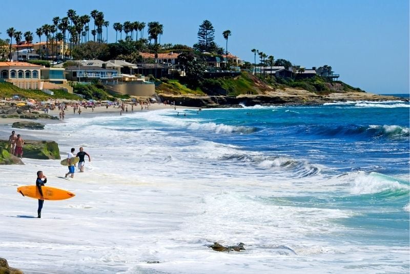 Surfeando en La Jolla en San Diego, California