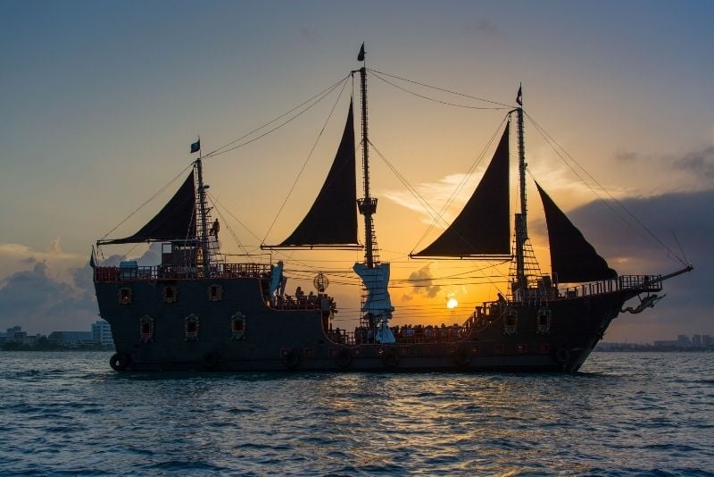 Cena y espectáculo de noche pirata Jolly Roger en Cancún, México