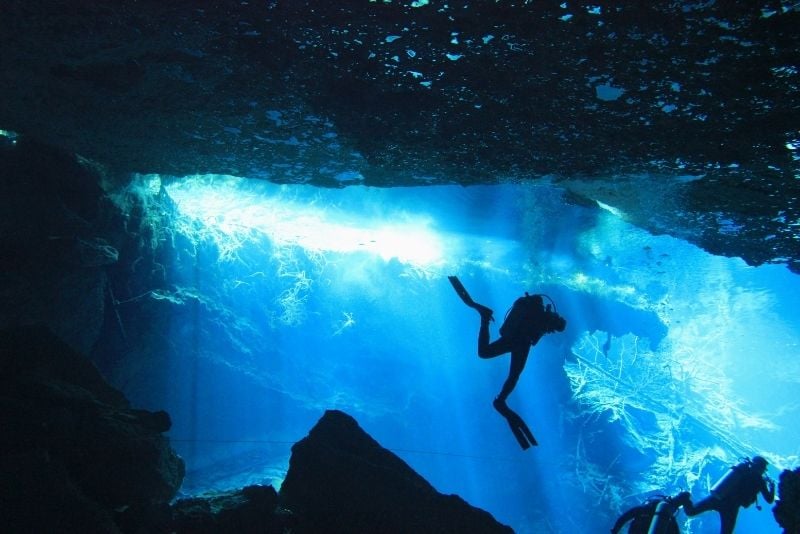 cavern diving vicino a Cancun, in Messico