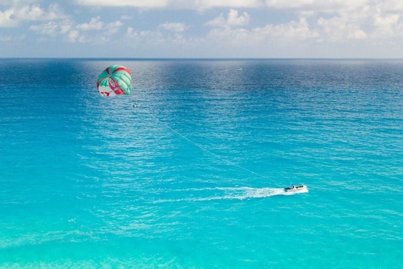 Parasailing in Cancun, Mexiko