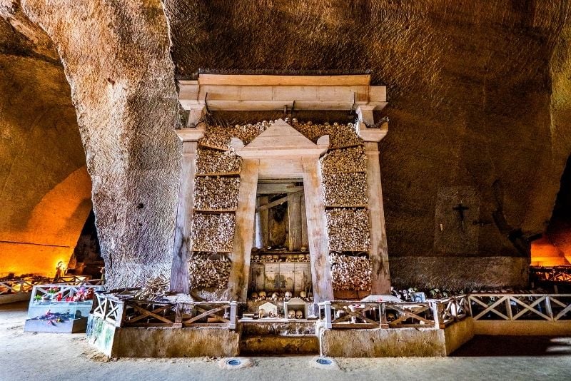 Cimitero delle Fontanelle di Napoli