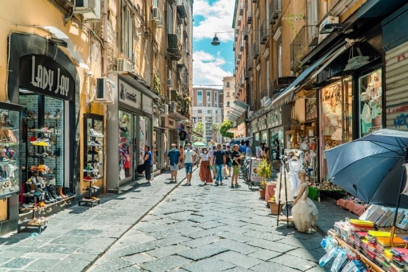 Spaccanapoli nel centro storico, Napoli