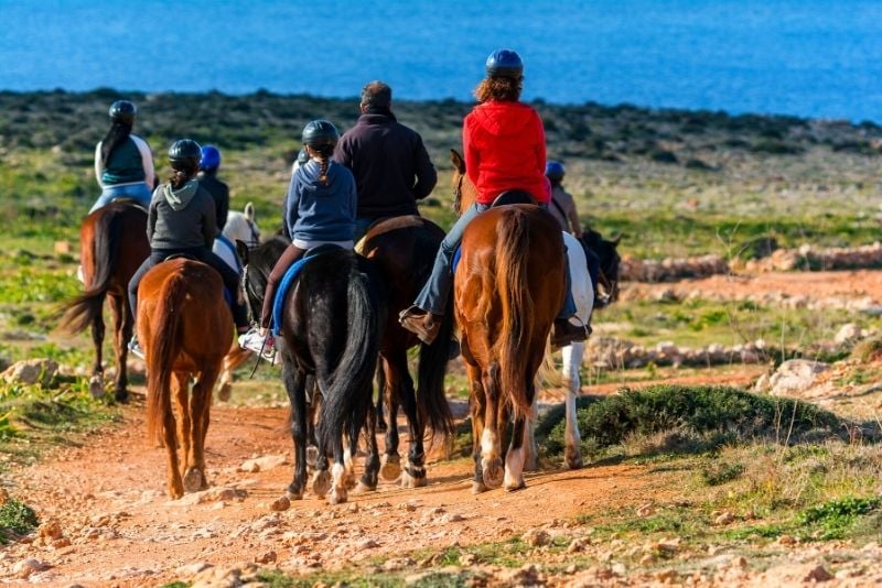 Équitation à Golden Bay, Malte