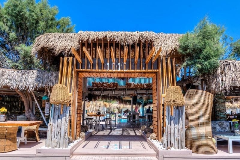 Bar sulla spiaggia a Santorini