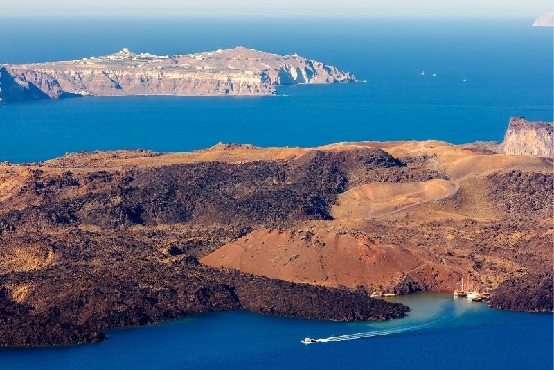 Heiße Quellen und der Vulkan Santorini