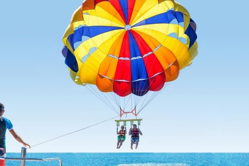 Parachute ascensionnel sur la plage de Perivolos Santorin