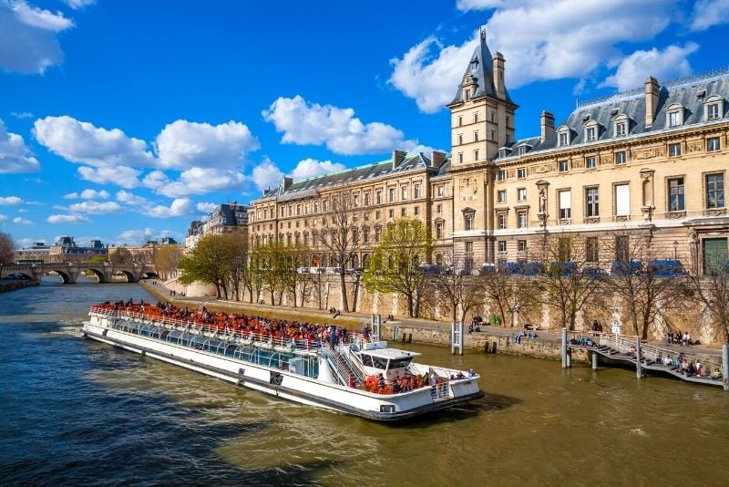 Paris sightseeing cruise