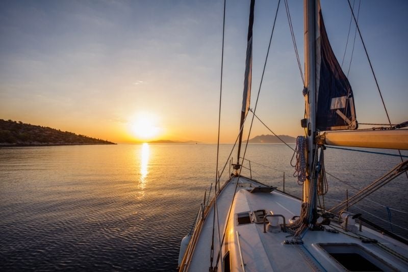 crucero a vela con la puesta del sol en mykonos