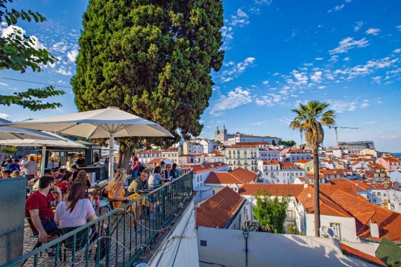 Blick vom Miradouro in Lissabon