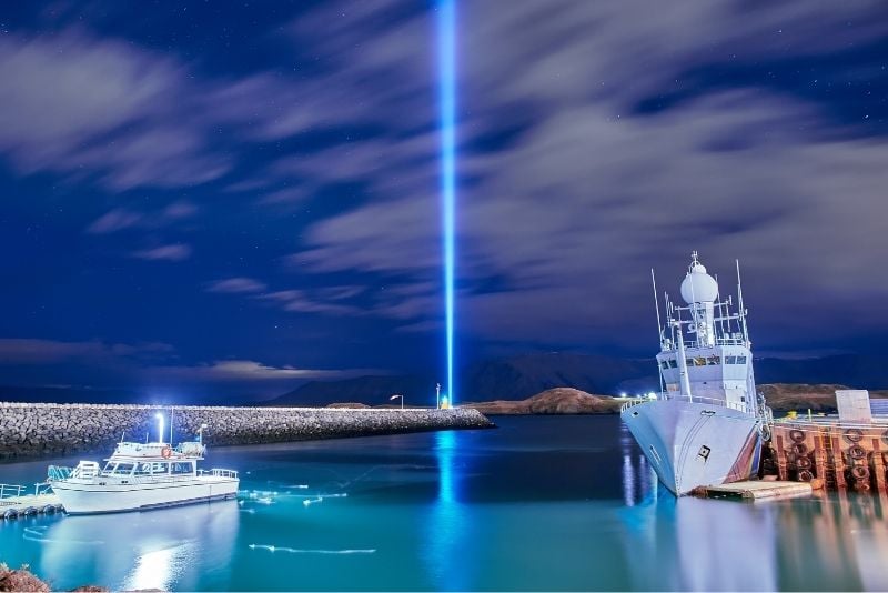 Immagina la torre della pace nell'isola di Videy, in Islanda