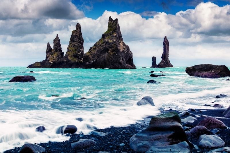 Klippen von Reynisdrangar in Island