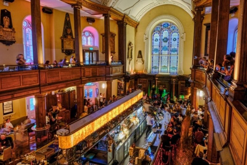 Le bar de l'église, Dublin