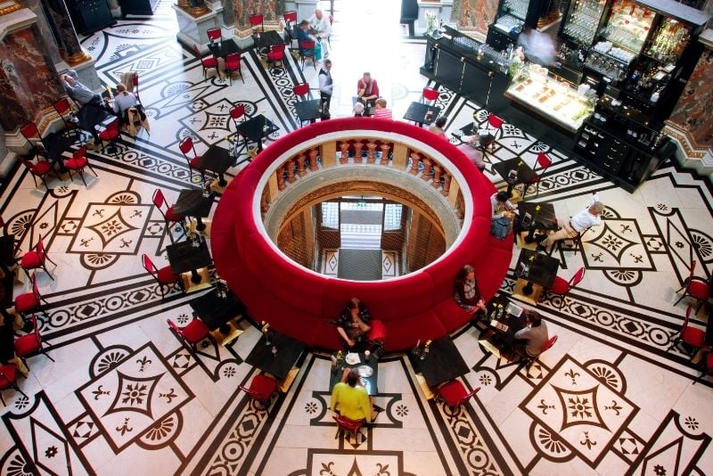 cafe inside Kunsthistorisches Museum