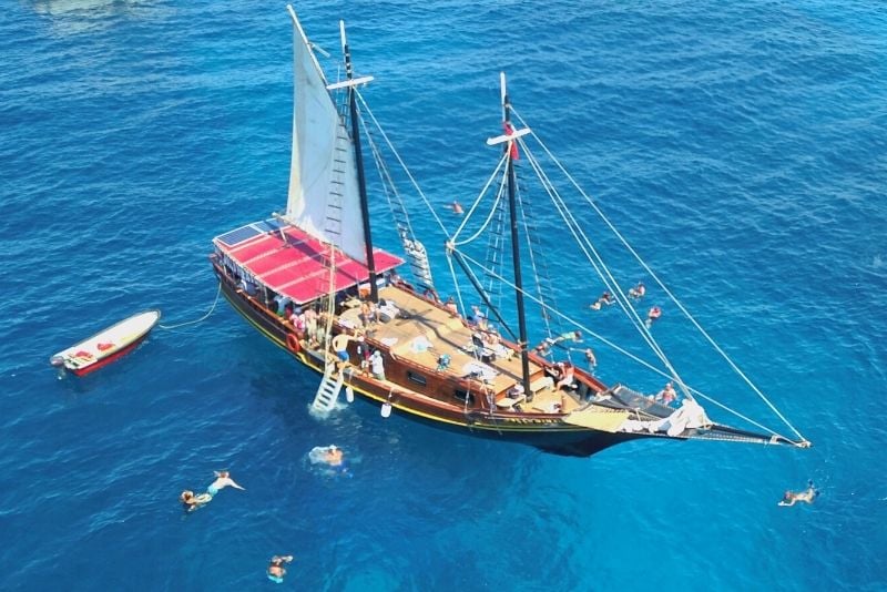 pirate ship sail in Aruba