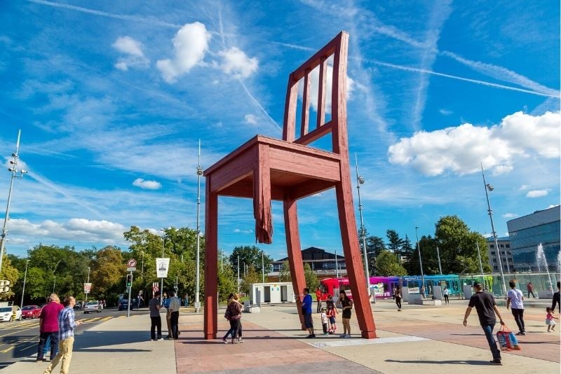 Sculpture chaise cassée, Genève