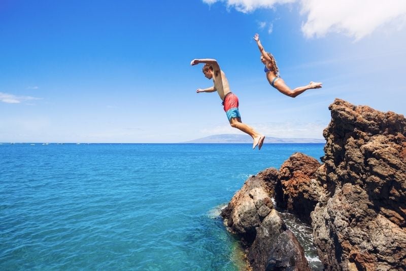 salto dalla scogliera a Cala Tarida, Ibiza