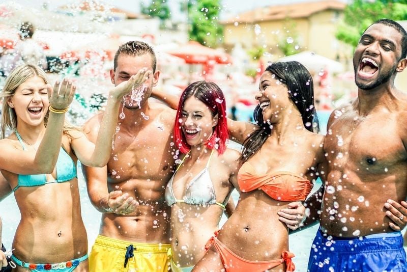 fiestas en la piscina en Ibiza