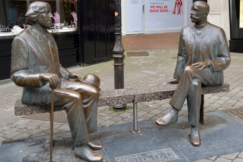 Statues of Oscar Wilde and Eduard Vilde, Galway