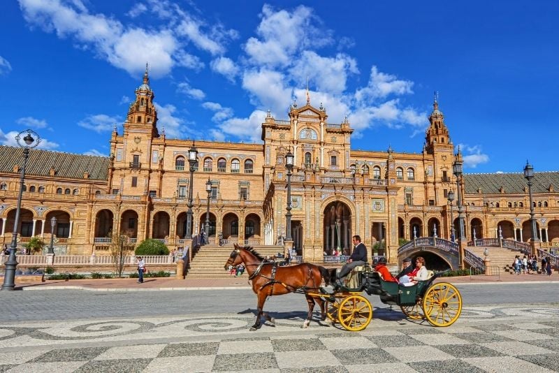 Paseo en carruaje tirado por caballos en Sevilla