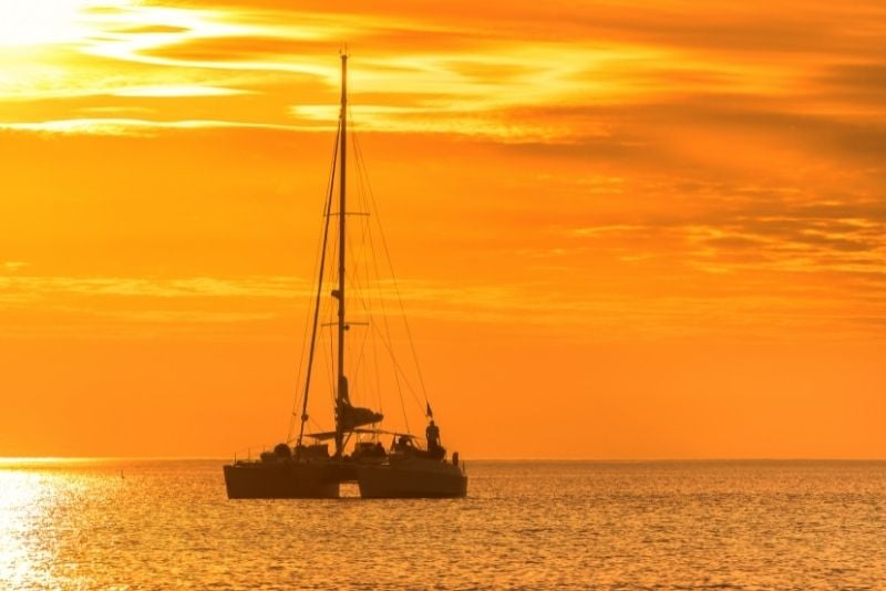 Crociera in barca a vela al tramonto su yacht in catamarano da Rethymno