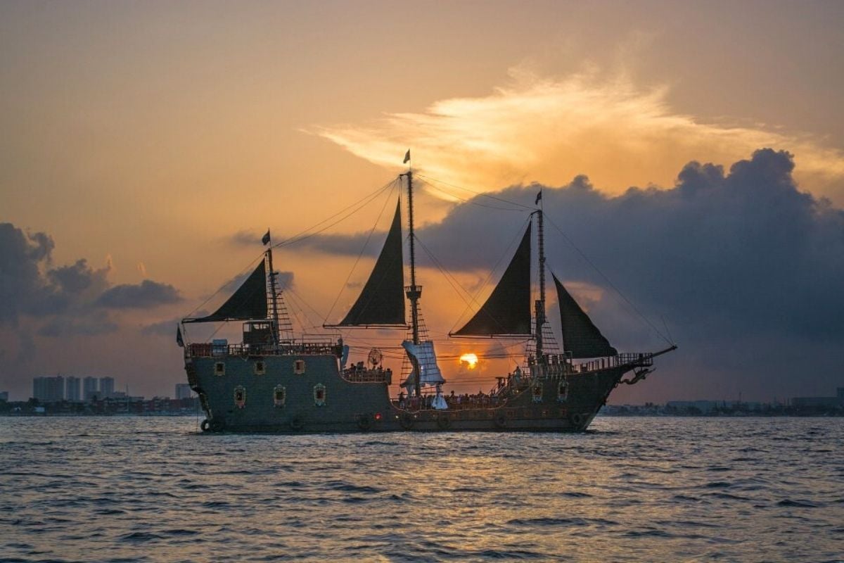 Jolly Roger pirate dinner show, Cancun