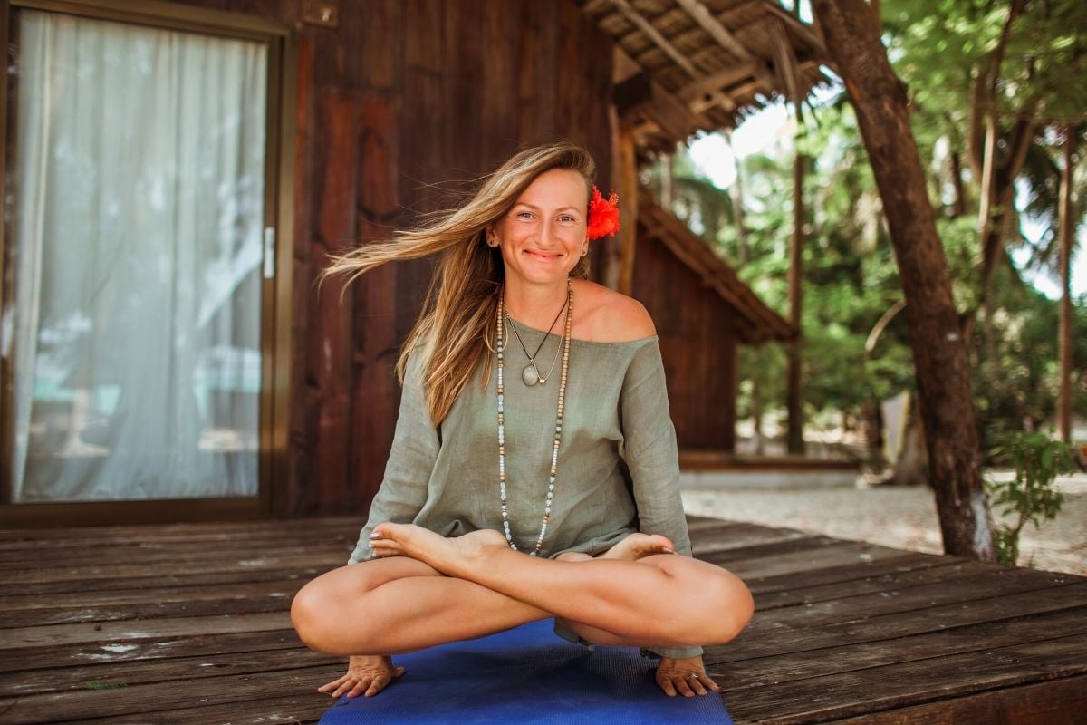 Frau praktiziert Yoga in Sansibar