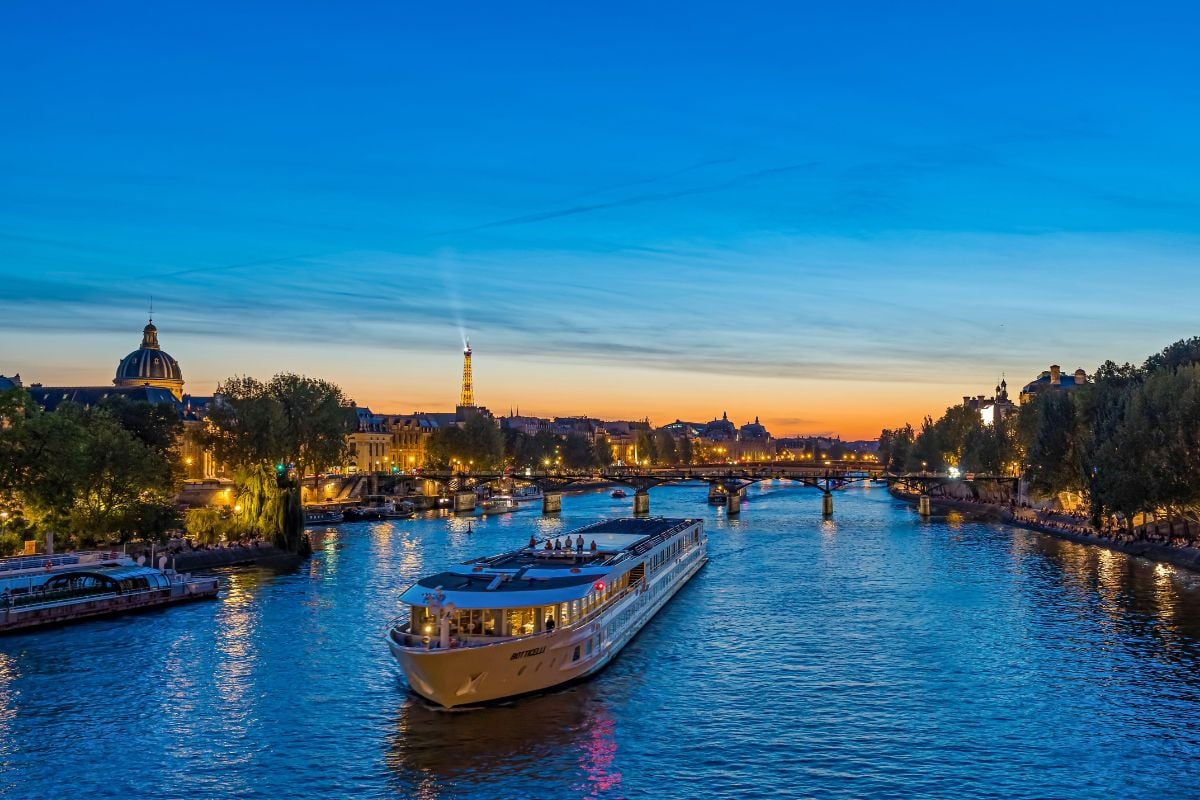 Seine River cruise tour in Paris