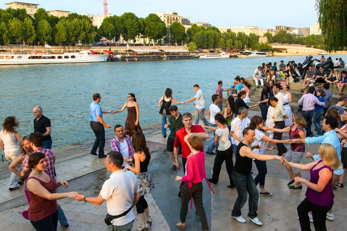 tango at the river Seine, Paris