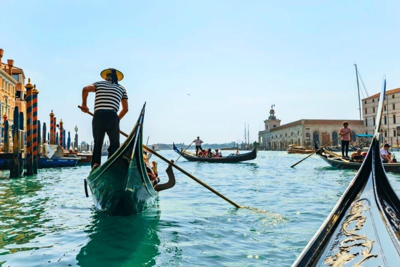 Shared gondola rides in Venice