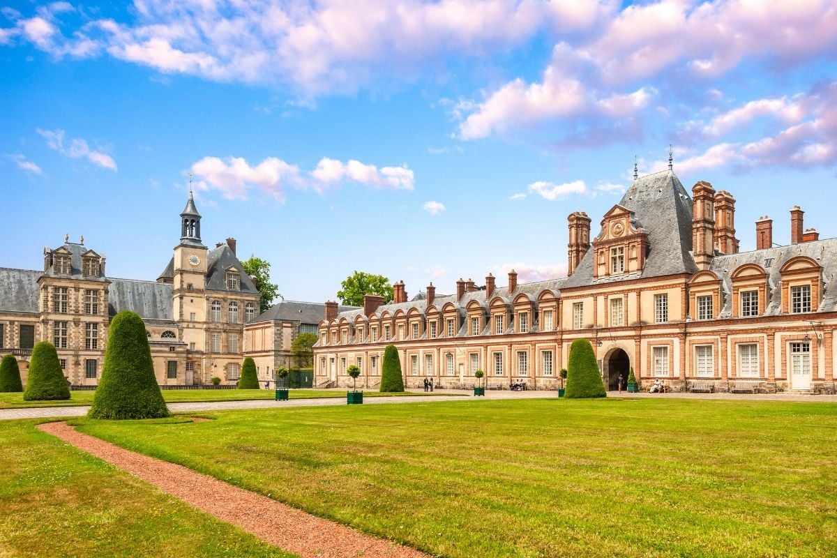 How to get to Fontainebleau from Paris